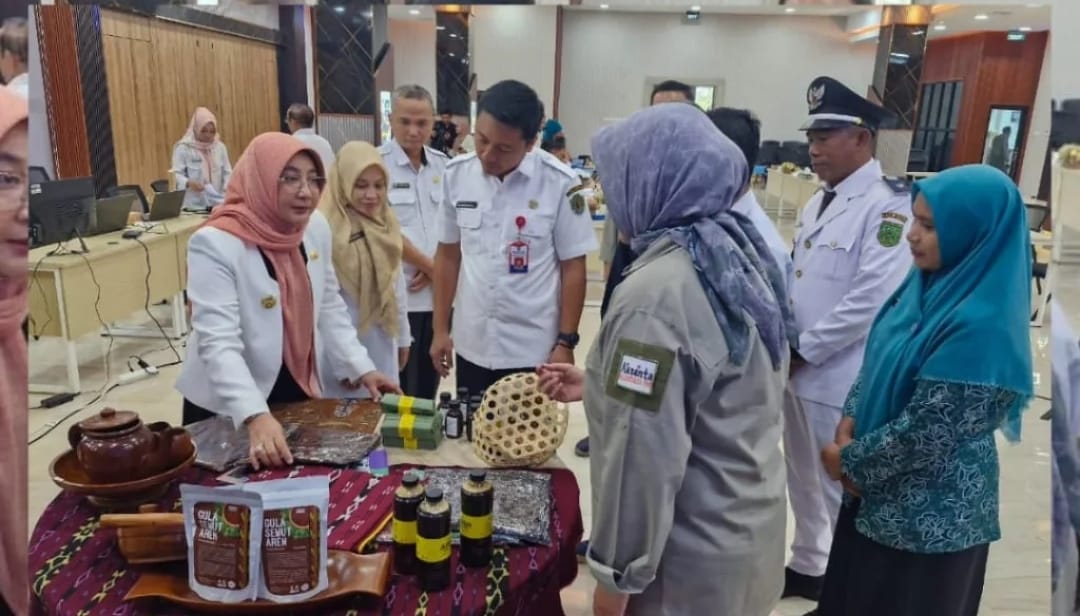 Bupati Sri Juniarsih mempromosikan hasil produk unggulan Kampung Dumaring yang dikemas sedemikian rupa dan telah dipasarkan baik dalam daerah maupun luar daerah bahkan nasional.