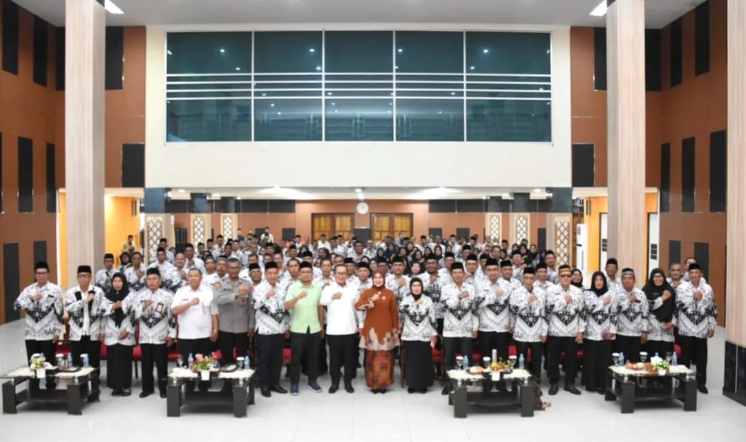 Bupati Sujiwo saat menghadiri Pelantikan Dewan Pembina PGRI Kubu Raya, Pengurus PGRI Kubu Raya, dan Lembaga Konsultasi dan Bantuan Hukum (LKBH) PGRI Kubu Raya di Aula Praja Utama Kantor Bupati Kubu Raya, Rabu (18/6/2025)