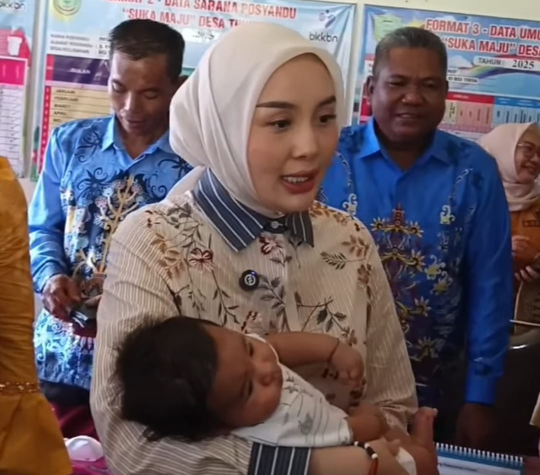 Ketua Tim Pembina Pos Pelayanan Terpadu Provinsi Kalimantan Tengah, Aisyah Thisia Agustiar Sabran, melakukan kunjungan ke Posyandu Sukamaju, Desa Tuwung, Kecamatan Kahayan Tengah, Kabupaten Pulang Pisau, pada Selasa, 17 Juni 2025.
