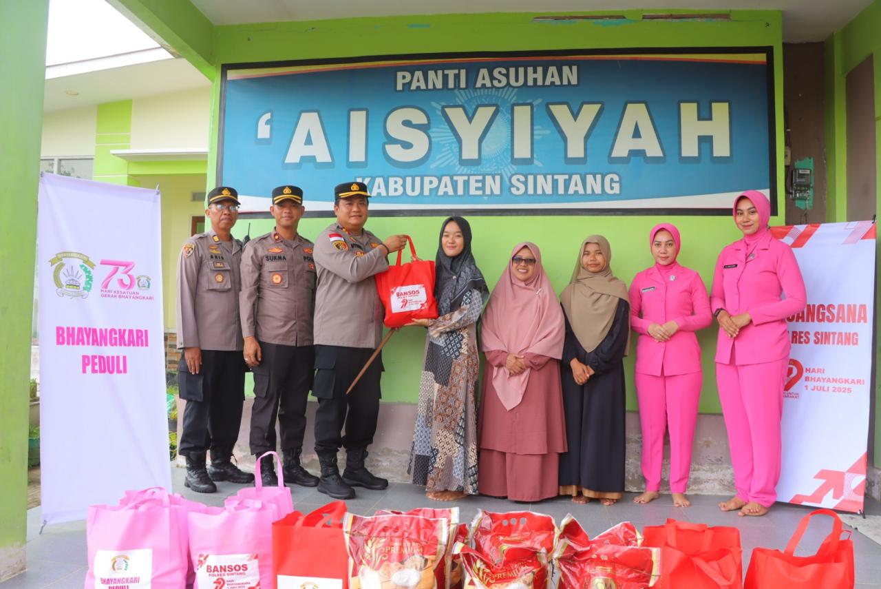 Kapolres Sintang, AKBP I Nyoman Budi Artawan, S.H., S.I.K., M.M., memimpin langsung penyaluran bantuan berupa paket sembako yang berisi kebutuhan pokok.