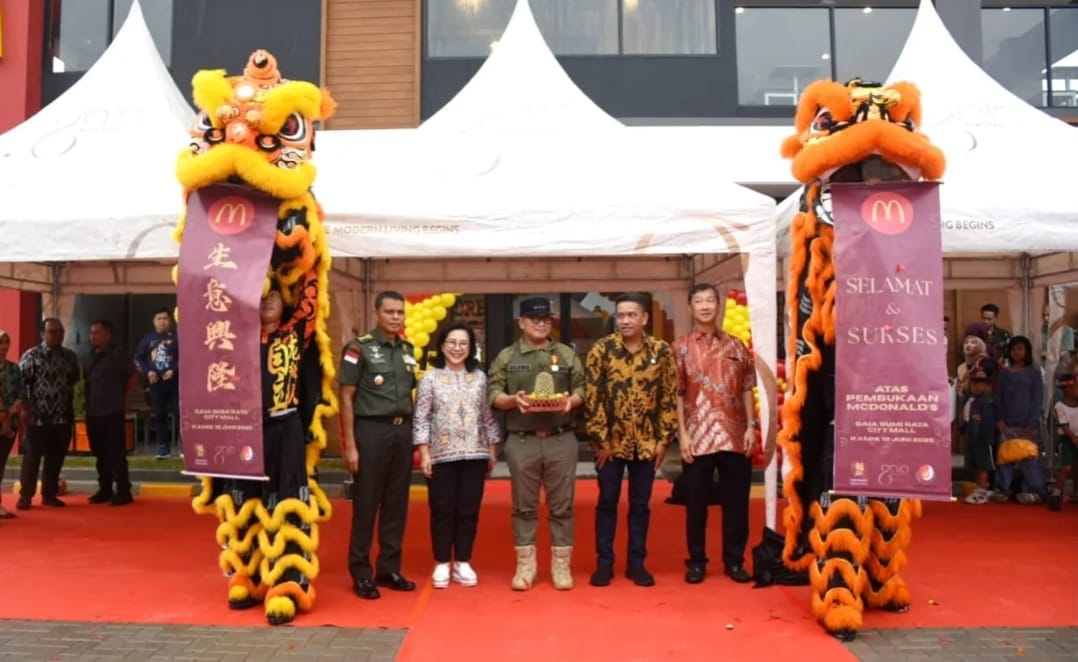 Bupati Kubu Raya,  Sujiwo saat meresmikan gerai McDonald's di kawasan Gaia Bumi Raya City Mall, Jalan Major Alianyang, tepat di depan Markas Kodam XII Tanjungpura