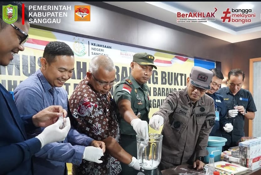 Penjabat Sekretaris Daerah Kabupaten Sanggau, Drs. Aswin Khatib, M.Si menghadiri kegiatan pemusnahan barang bukti dari 73 perkara yang telah berkekuatan hukum tetap