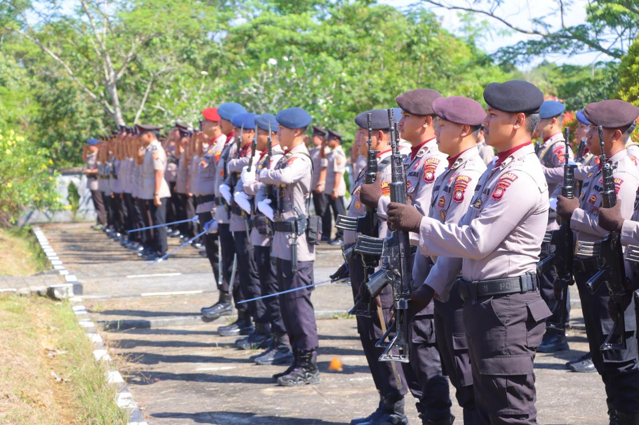 Dalam rangka memperingati Hari Bhayangkara ke-79, Polres Sintang menggelar upacara ziarah dan tabur bunga di Taman Makam Pahlawan Syuhada Pertiwi Sintang, Senin (23/6) pagi.
