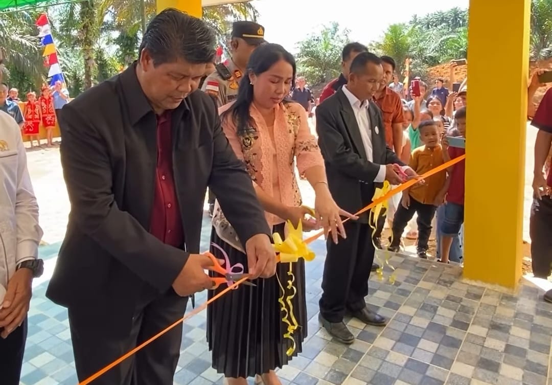 Wakil Bupati Sanggau, Susana Herpena, meresmikan Gedung Gereja Bethel Indonesia Jemaat Kunyil, Sabtu (21/6/2025) di Desa Kunyil, Kecamatan Meliau.