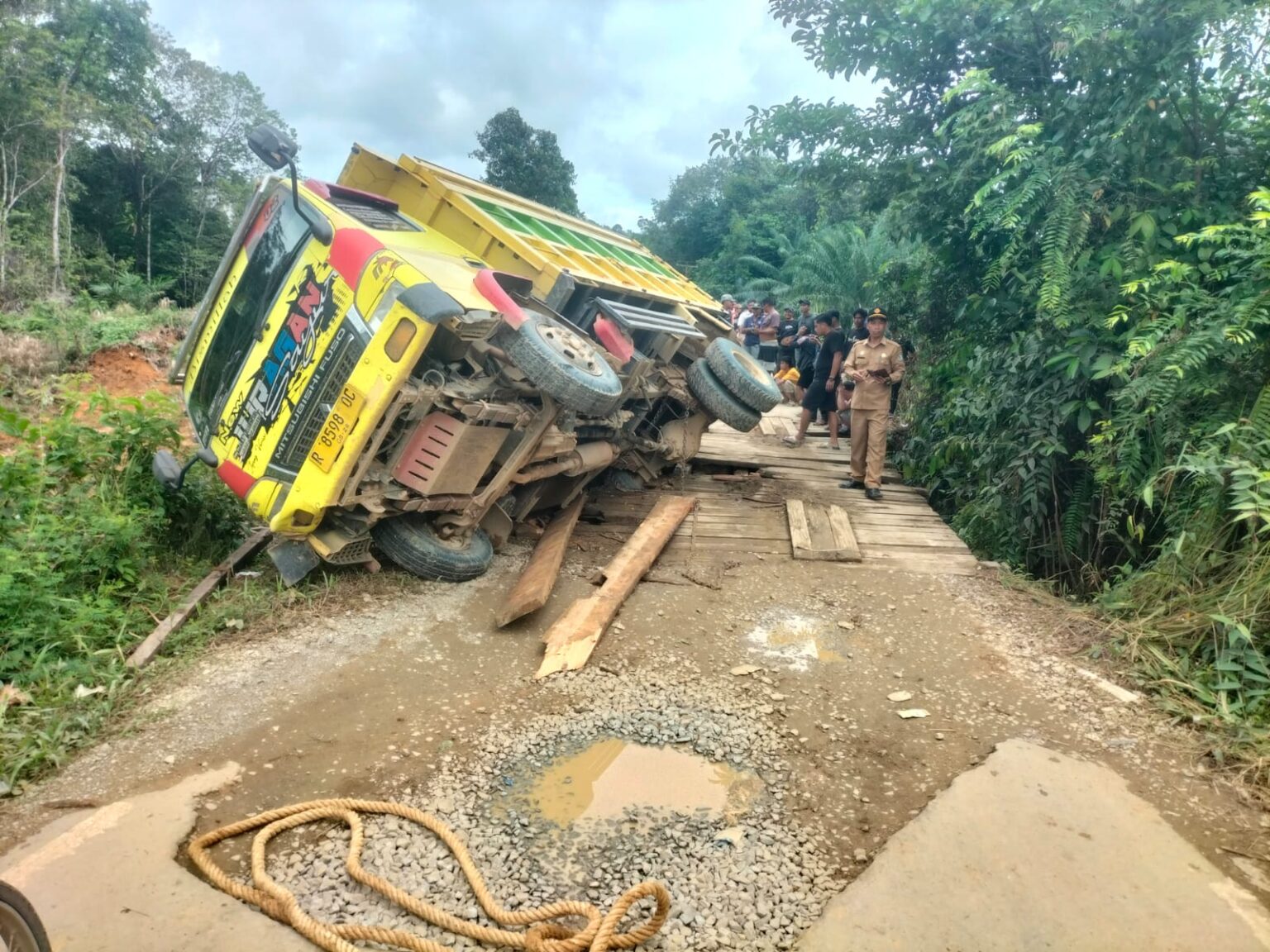 Kondisi Jembatan Sungai Baung yang terletak di Dusun Mabang Setia, Desa Mekar Mandiri, Kecamatan Kayan Hilir