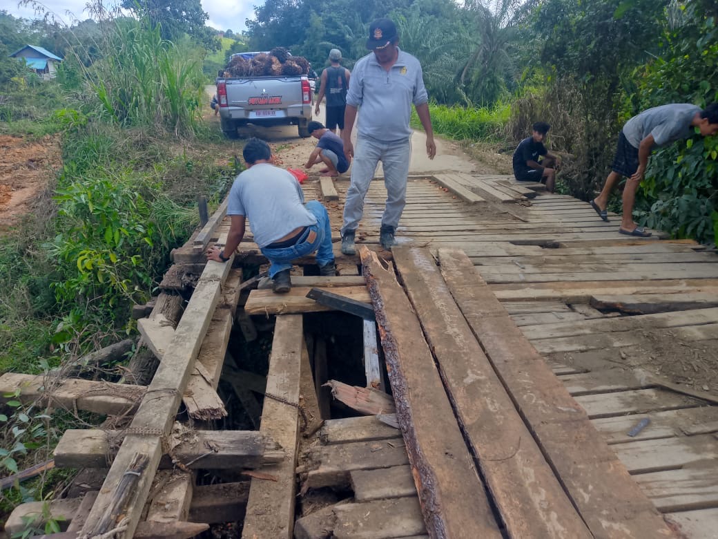 Kondisi Jalan Jembatan Yang Rusak Berat