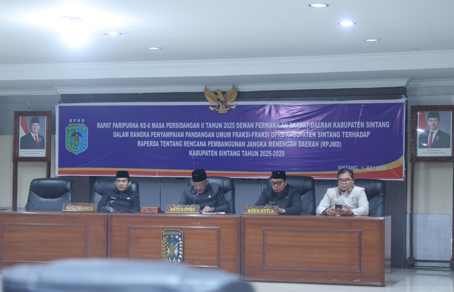 Rapat Paripurna ke-6 masa persidangan II tahun 2025 dengan agenda penyampaian pandangan umum fraksi-fraksi DPRD terhadap Rancangan Peraturan Daerah (Raperda) tentang Rencana Pembangunan Jangka Menengah Daerah (RPJMD) Kabupaten Sintang Tahun 2025–2029.