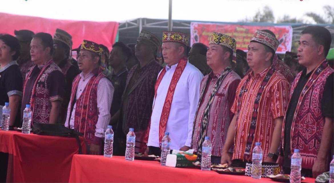 Anggota DPRD Kabupaten Sintang, Supriyadi, turut serta memeriahkan pembukaan Pekan Gawai Dayak Kecamatan Binjai Hulu yang ke-III.