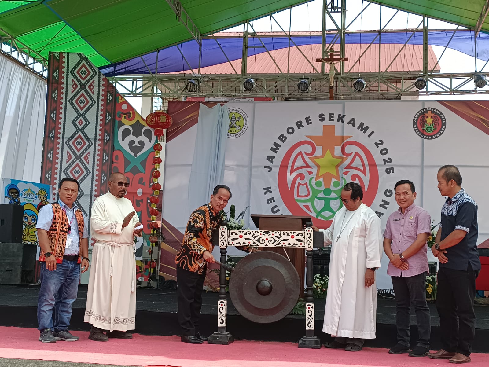 Bupati Sintang, Gregorius Herkulanus Bala, secara resmi menutup kegiatan Jambore Serikat Kepausan Anak dan Remaja Misioner (SEKAMI) se-Keuskupan Sintang pada Jumat, 4 Juli 2025.