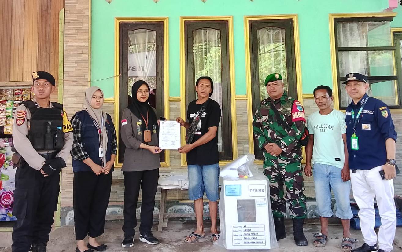 Lurah Lanjas, Romiadi Bacrul, S.Pd., M.Pd.,  Kecamatan Teweh Tengah,  turut serta mendampingi PPS dan Sekretariat PPS  dalam proses penyerahan logistik Pemungutan Suara Ulang (PSU) di Kebupaten Barito Utara