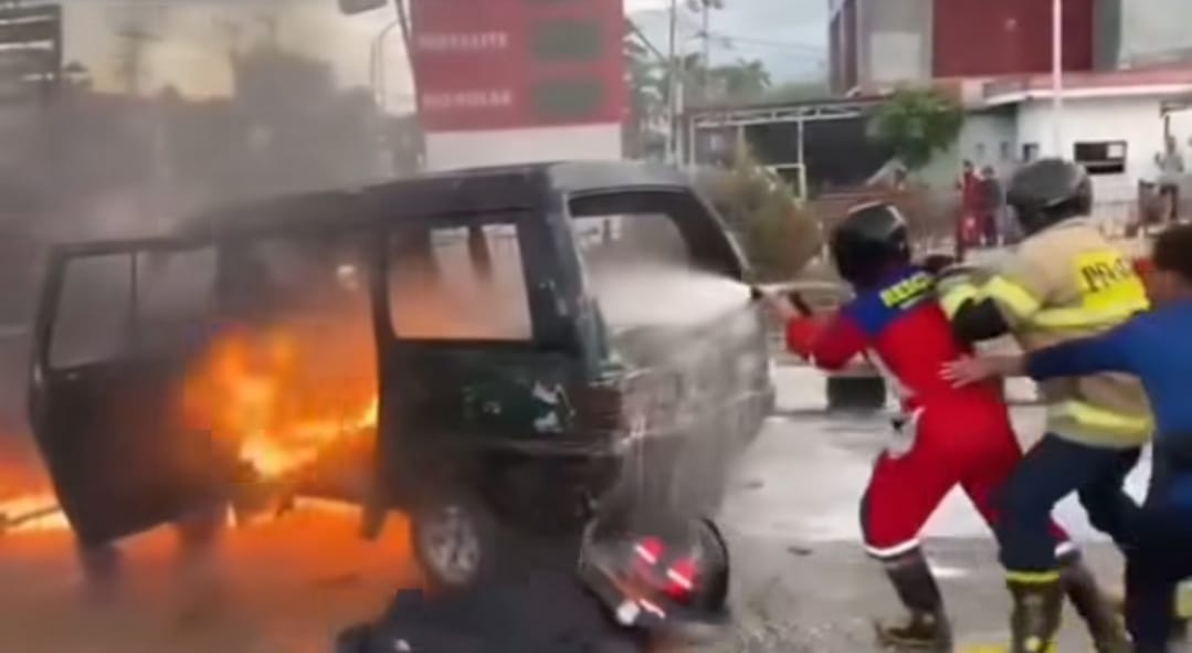 Mobil Diduga Pelangsir BBM Terbakar di SPBU Jalan Pramuka, Muara Teweh, Rabu (13/08/2025)