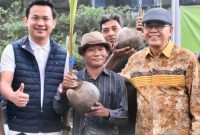 Anggota Komisi IV DPR RI Adrianus Asia Sidot menyerahkan bantuan bibit kelapa dalam dan program Pekarangan Pangan Bergizi kepada kelompok tani di Kabupaten Sintang
