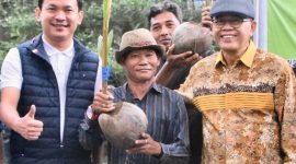 Anggota Komisi IV DPR RI Adrianus Asia Sidot menyerahkan bantuan bibit kelapa dalam dan program Pekarangan Pangan Bergizi kepada kelompok tani di Kabupaten Sintang