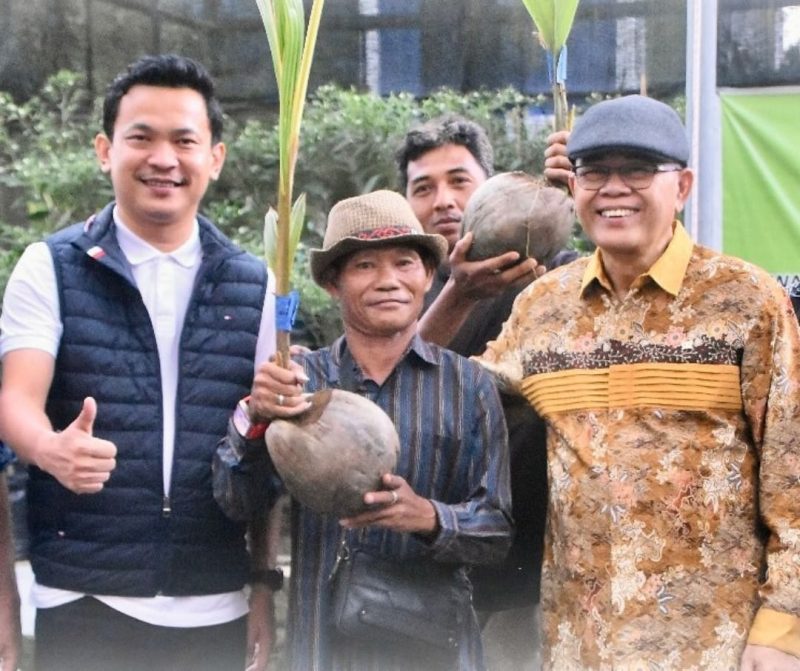 Anggota Komisi IV DPR RI Adrianus Asia Sidot menyerahkan bantuan bibit kelapa dalam dan program Pekarangan Pangan Bergizi kepada kelompok tani di Kabupaten Sintang