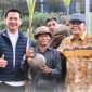 Anggota Komisi IV DPR RI Adrianus Asia Sidot menyerahkan bantuan bibit kelapa dalam dan program Pekarangan Pangan Bergizi kepada kelompok tani di Kabupaten Sintang