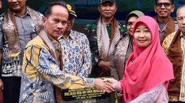 Bupati Sintang, menghadiri kegiatan Deklarasi Sanitasi Total Berbasis Masyarakat (STBM) Pilar 1–3 sekaligus Deklarasi Open Defecation Free (ODF) di Halaman Puskesmas Dedai, Kamis (23/10/2025).
