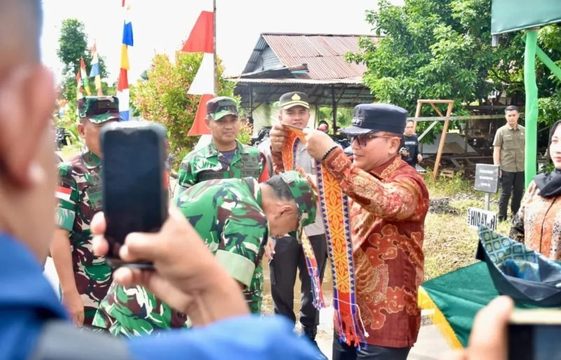 Bupati Sujiwo menghadiri peresmian sumur bor Program TNI Manunggal Membangun Desa (TMMD) ke-126 Kodim 1207/Pontianak Tahun Anggaran 2025