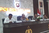 Kapolres Melawi, AKBP Harris Batara Simbolon, didampingi Waka Polres, Kasat Reskrim, Kasat Narkoba dan Kasat Lantas, saat menggelar press rilis akhir tahun di aula Tri Brata Polres Melawi, Rabu,(31/12/2025). 