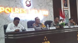 Kapolres Melawi, AKBP Harris Batara Simbolon, didampingi Waka Polres, Kasat Reskrim, Kasat Narkoba dan Kasat Lantas, saat menggelar press rilis akhir tahun di aula Tri Brata Polres Melawi, Rabu,(31/12/2025). 