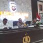 Kapolres Melawi, AKBP Harris Batara Simbolon, didampingi Waka Polres, Kasat Reskrim, Kasat Narkoba dan Kasat Lantas, saat menggelar press rilis akhir tahun di aula Tri Brata Polres Melawi, Rabu,(31/12/2025). 