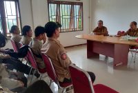 Kepala Dinas Sosial bersama Kepala Bidang Sosial saat bersilaturahmi dan konsolidasi bersama anggota Tagana Melawi. (Dedi Irawan)