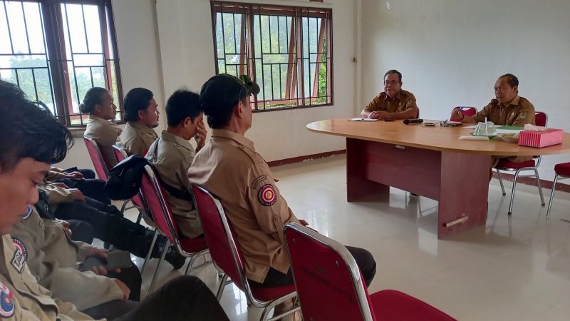 Kepala Dinas Sosial bersama Kepala Bidang Sosial saat bersilaturahmi dan konsolidasi bersama anggota Tagana Melawi. (Dedi Irawan)