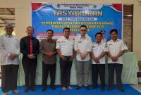 Sekda Melawi, Drs. Paulus, tokoh daerah, Drs. Kluisen, Kepala DPMD Melawi, Hasanudin, Plt BKPSDM, Hendra, BPD Desa Paal dan Kepala Desa Paal saat berfoto bersama dalam acara tasyukuran. (Dedi Irawan)