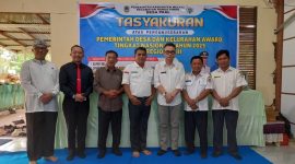 Sekda Melawi, Drs. Paulus, tokoh daerah, Drs. Kluisen, Kepala DPMD Melawi, Hasanudin, Plt BKPSDM, Hendra, BPD Desa Paal dan Kepala Desa Paal saat berfoto bersama dalam acara tasyukuran. (Dedi Irawan)