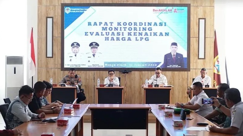 Pemerintah Daerah Kabupaten Melawi saat melakukan Rapat Koordinasi Monitoring Evaluasi Kenaikan Harga LPG di Kabupaten Melawi, Rabu (20/01/2026). Dalam rapat tersebut Pemda berkomitmen memberantas mafia Lpg dengan membentuk Satgas. (Ist)