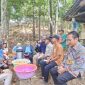Kepala Dinas Ketahanan Pangan dan Pertanian Kabupaten Melawi, M. Syaiful Khair, saat mendampingi BPKP saat berkunjung ke kebun kopi liberika MHA Katab Kebahan. (Ist)