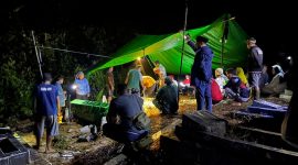 Proses pemakaman korban tenggalam di Desa Semadin Lengkong. (Istimewa)