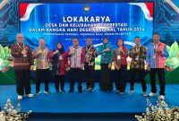 Pemdes Paal Bersama DPMD Melawi dan DPMD Kalbar berfoto bersama sebelum acara Lokakarya Desa Berprestasi di Boyolali. (Dedi Irawan)