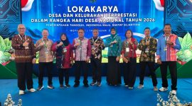 Pemdes Paal Bersama DPMD Melawi dan DPMD Kalbar berfoto bersama sebelum acara Lokakarya Desa Berprestasi di Boyolali. (Dedi Irawan)