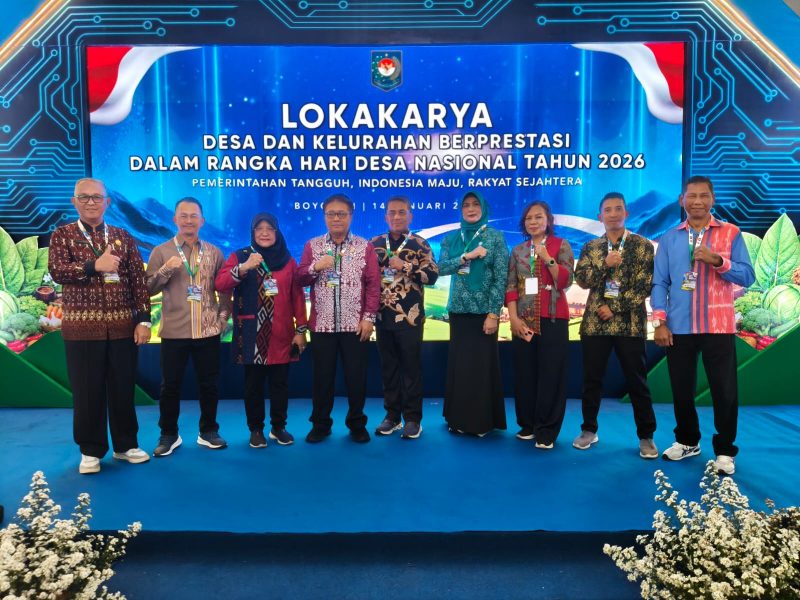 Pemdes Paal Bersama DPMD Melawi dan DPMD Kalbar berfoto bersama sebelum acara Lokakarya Desa Berprestasi di Boyolali. (Dedi Irawan)