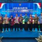 Pemdes Paal Bersama DPMD Melawi dan DPMD Kalbar berfoto bersama sebelum acara Lokakarya Desa Berprestasi di Boyolali. (Dedi Irawan)