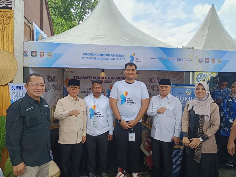 Menteri Desa, Pembangunan Daerah Tertinggal, H. Yandri Susanto, saat mengunjungi stand Kalbar. (Istimewa)