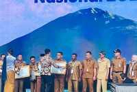 Kepala Desa Paal, H. Sukarman saat menerima Penghargaan dari Kementerian Dalam Negeri (Kemendagri) itu diserahkan langsung oleh Wakil Menteri Dalam Negeri Akhmad Wiyagus. (Dedi Irawan)