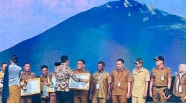 Kepala Desa Paal, H. Sukarman saat menerima Penghargaan dari Kementerian Dalam Negeri (Kemendagri) itu diserahkan langsung oleh Wakil Menteri Dalam Negeri Akhmad Wiyagus. (Dedi Irawan)