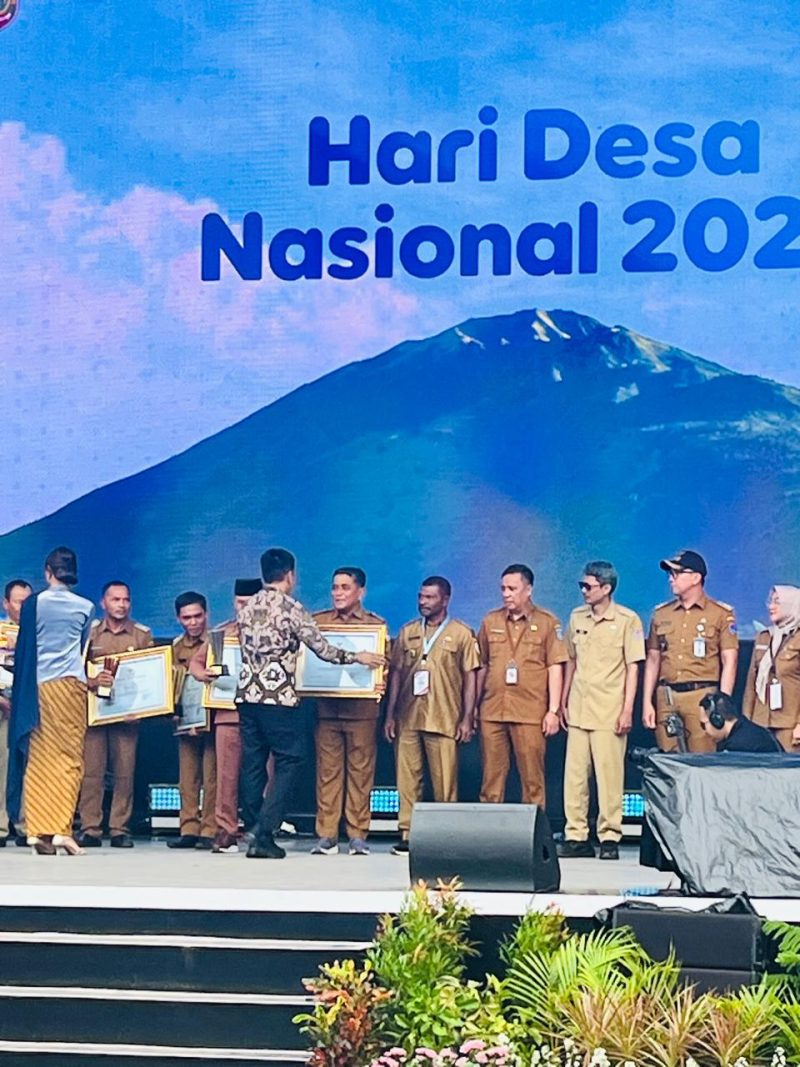 Kepala Desa Paal, H. Sukarman saat menerima Penghargaan dari Kementerian Dalam Negeri (Kemendagri) itu diserahkan langsung oleh Wakil Menteri Dalam Negeri Akhmad Wiyagus. (Dedi Irawan)
