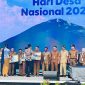 Kepala Desa Paal, H. Sukarman saat menerima Penghargaan dari Kementerian Dalam Negeri (Kemendagri) itu diserahkan langsung oleh Wakil Menteri Dalam Negeri Akhmad Wiyagus. (Dedi Irawan)
