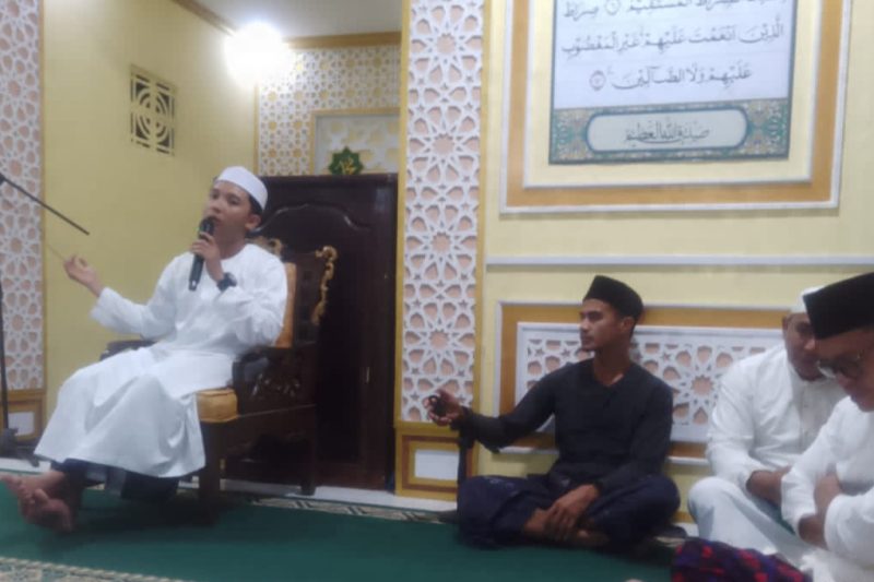 Ustadz Irham Al Hafidz saat memberikan tausiyah dalam peringatan Isra' dan Mi'raj di Masjid As Shobirin Dusun Kuala Belian Desa Paal. (Dedi Irawan)