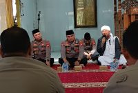 Ustaz Ridwan duduk berdampingan dengan Kapolres Melawi dan Waka Polres Melawi, saat menyampaikan tausiyah. (Ist)