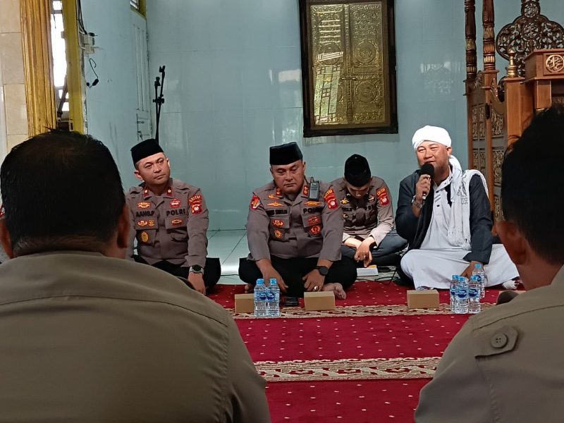 Ustaz Ridwan duduk berdampingan dengan Kapolres Melawi dan Waka Polres Melawi, saat menyampaikan tausiyah. (Ist)