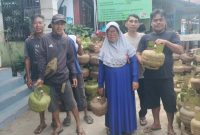Pihak pangkalan Andi, saat menyalurkan gas LPG 3 Kg kepada warga Desa Paal. (Dedi Irawan)