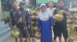 Pihak pangkalan Andi, saat menyalurkan gas LPG 3 Kg kepada warga Desa Paal. (Dedi Irawan)