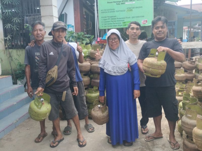 Pihak pangkalan Andi, saat menyalurkan gas LPG 3 Kg kepada warga Desa Paal. (Dedi Irawan)