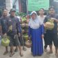 Pihak pangkalan Andi, saat menyalurkan gas LPG 3 Kg kepada warga Desa Paal. (Dedi Irawan)