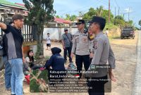 Pamapta II Polres Melawi Ipda Rahmad Syahputra Hutagalung, bersama personal bergerak cepat mendatangi Tempat Kejadian Perkara (TKP) kecelakaan lalu lintas di Desa Labang, Selasa (27/1/2026).