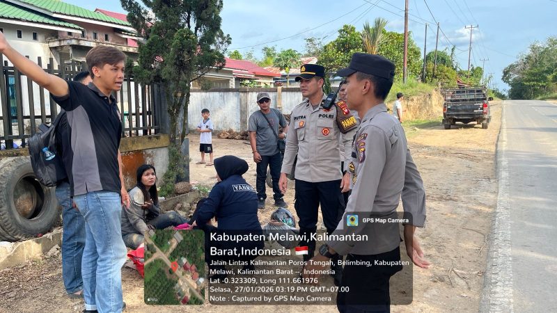 Pamapta II Polres Melawi Ipda Rahmad Syahputra Hutagalung, bersama personal bergerak cepat mendatangi Tempat Kejadian Perkara (TKP) kecelakaan lalu lintas di Desa Labang, Selasa (27/1/2026).
