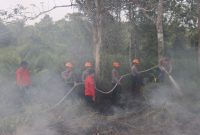 Polres Melawi bersama Manggala Agni Daerah Operasi XI/Sintang menunjukkan keseriusan dengan menggelar simulasi pemadaman karhutla di area belakang Polres Melawi, Kamis (29/1/2026). (Ist)